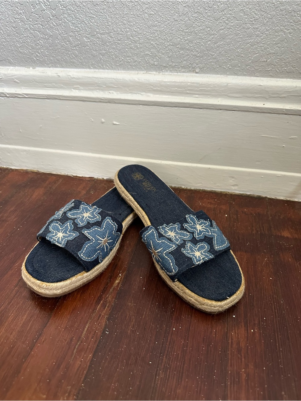 Never Worn Cushion Walk by Avon Embroidered Floral Slide Sandals